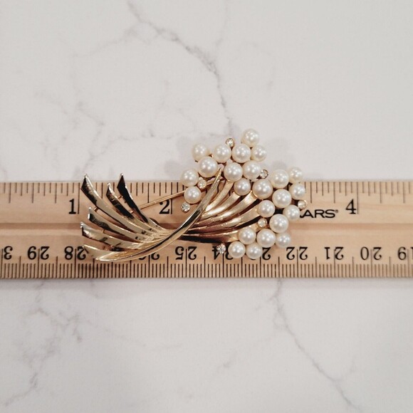 Crown Trifari Faux Pearl Rhinestone Swirl Brooch Gold Tone Cluster Bouquet MCM - Picture 8 of 16